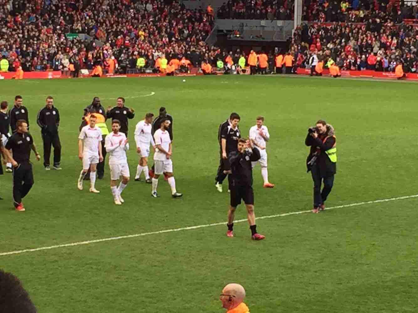 曼联4-1击败狼队，升至英超第六；米兰3-2战胜都灵，登顶积分榜。（曼联4-1胜狼队升至英超第六，米兰3-2力克都灵登上榜首）