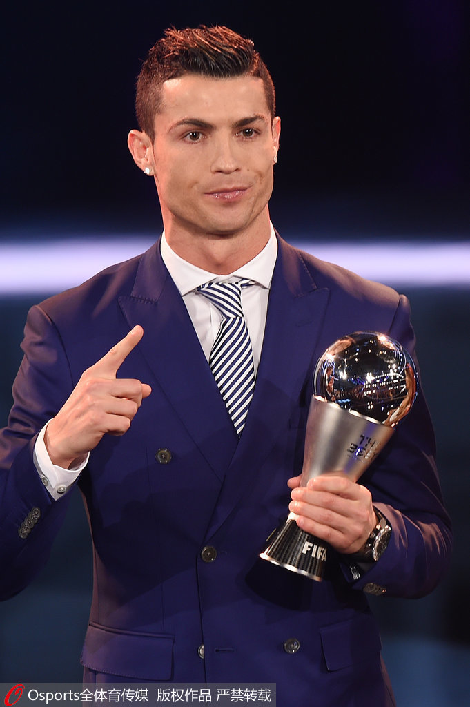 俄罗斯运动员谢尔盖-博伊在1800米高空踢球，挑战极限，引发热议。