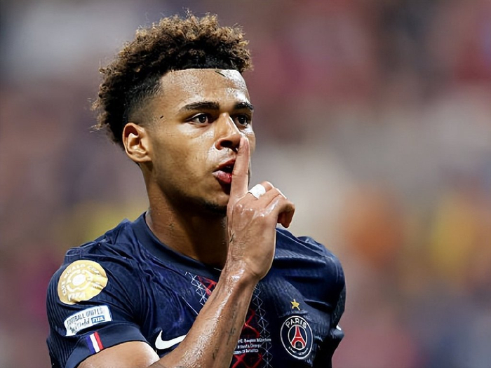 U22国足李镇全：团结且强大的集体，在正确道路上继续前进吧（U22国足李镇全：团结强大，我们将在正确道路上坚定前行）