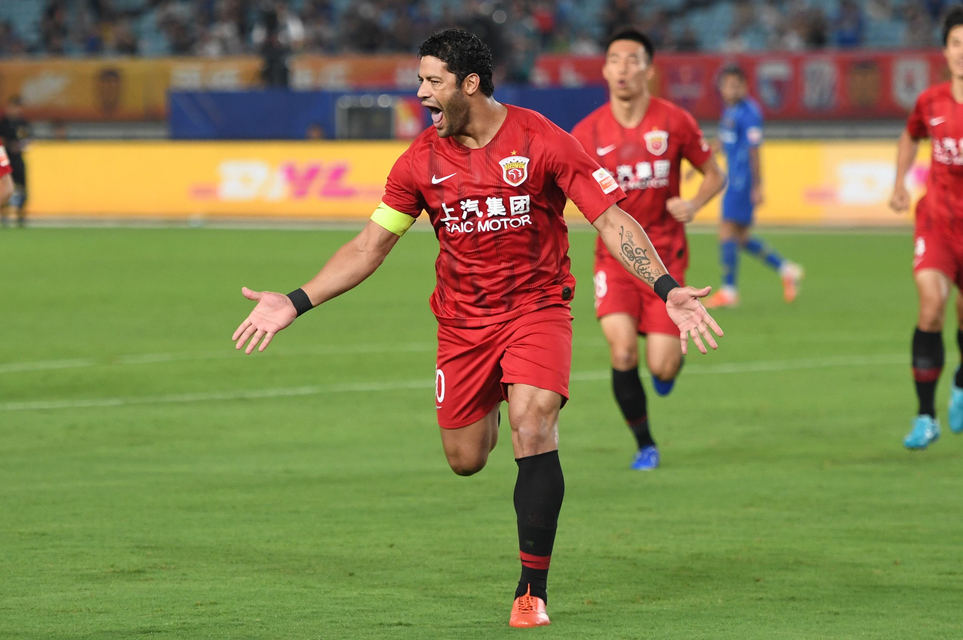 会师美职联决赛，梅西过往面对穆勒3胜7负处于下风（梅西与穆勒会师美职联决赛：过往交手3胜7负，梅西不占优）