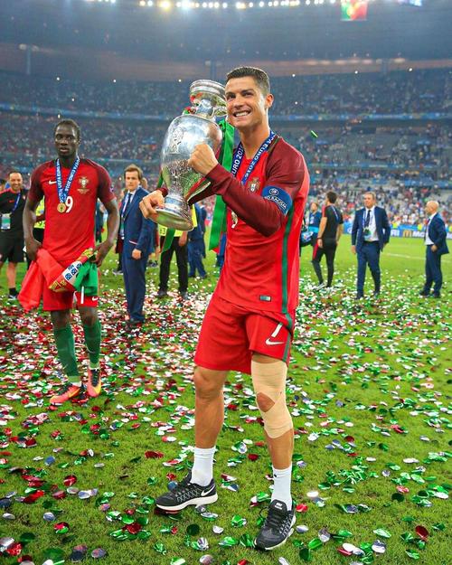 C罗本世纪左脚进球数位列第五，也是前十中唯一的非左脚球员（C罗本世纪左脚进球数第5，前十中唯一的非左脚球员）