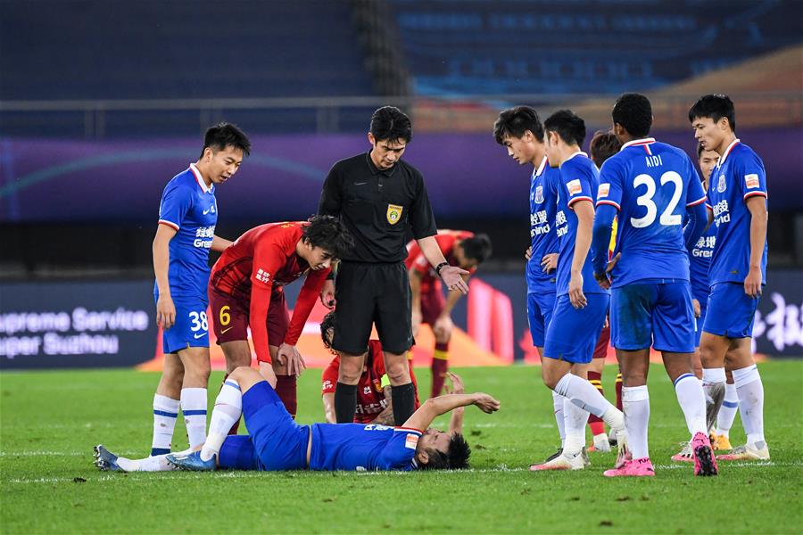 TA：阿莫林会在赛后与球迷合影，并会在其他场合展现出亲和力（TA：阿莫林赛后常与球迷合影，日常亦展露亲和力）