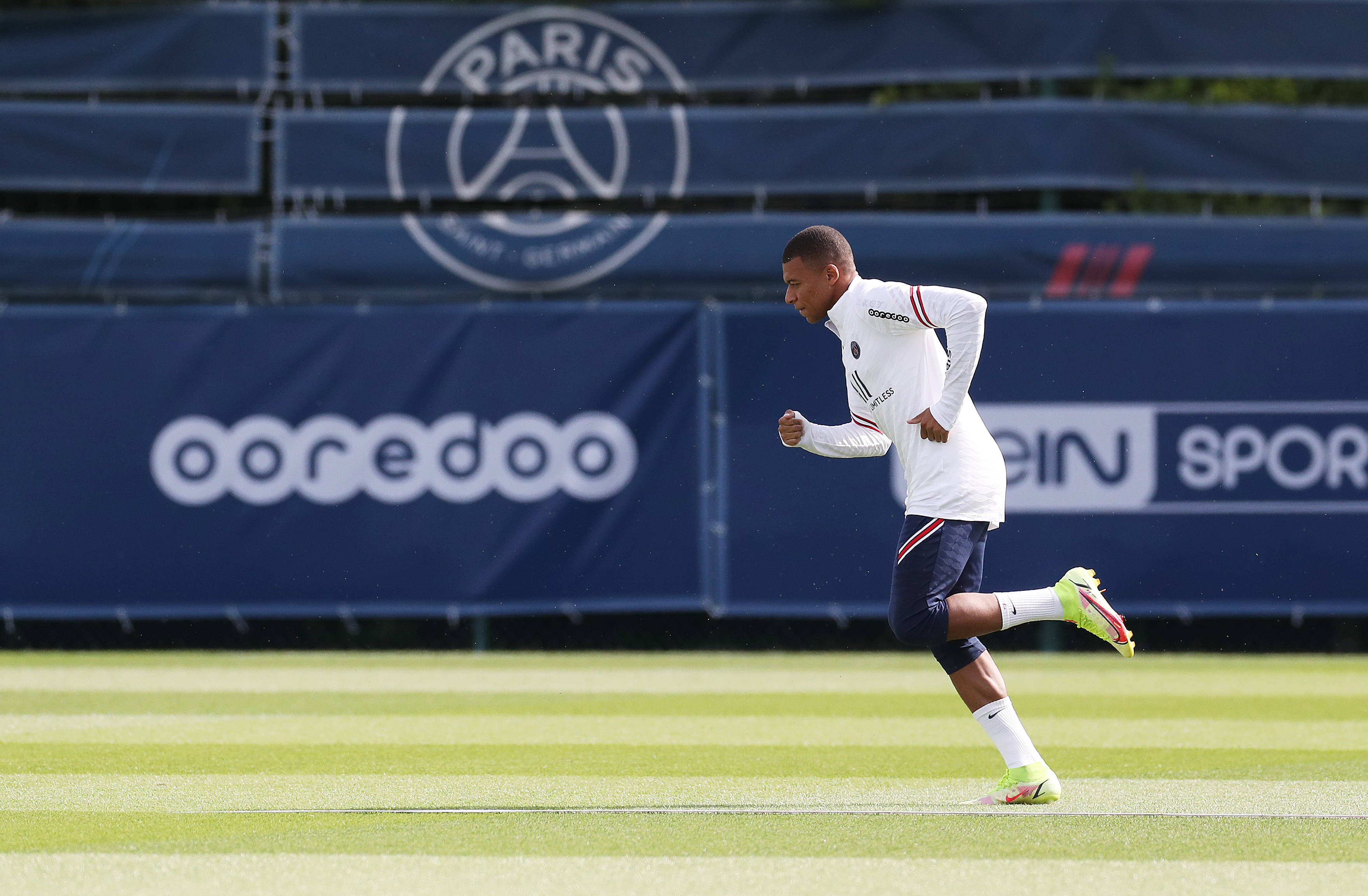 足球中超发布赛程海报，视觉效果炸裂（中超官宣赛程海报，视觉冲击力爆表）