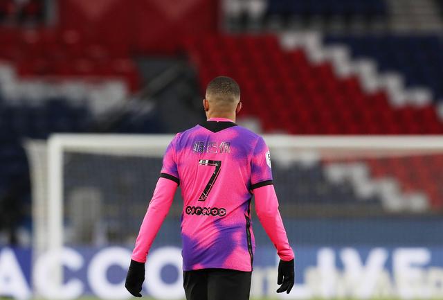 QPR球员谢尔因保护母亲用石头砸伤一男子，事后公开致歉（QPR球员谢尔护母投石致男子受伤，随后公开致歉）