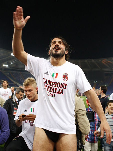 每体：若接受手术奥尔莫要缺阵4个月，因此巴萨选择保守治疗（每体：手术恐缺席4个月，巴萨为奥尔莫选择保守治疗）