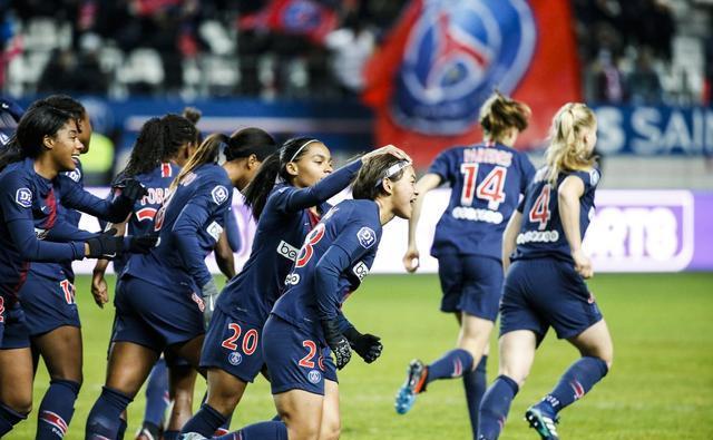 港队主场战新加坡，新加坡球员伤退时担架工作人员忍不住庆祝（港队主场迎战新加坡，担架员在新加坡球员伤退时当场庆祝）