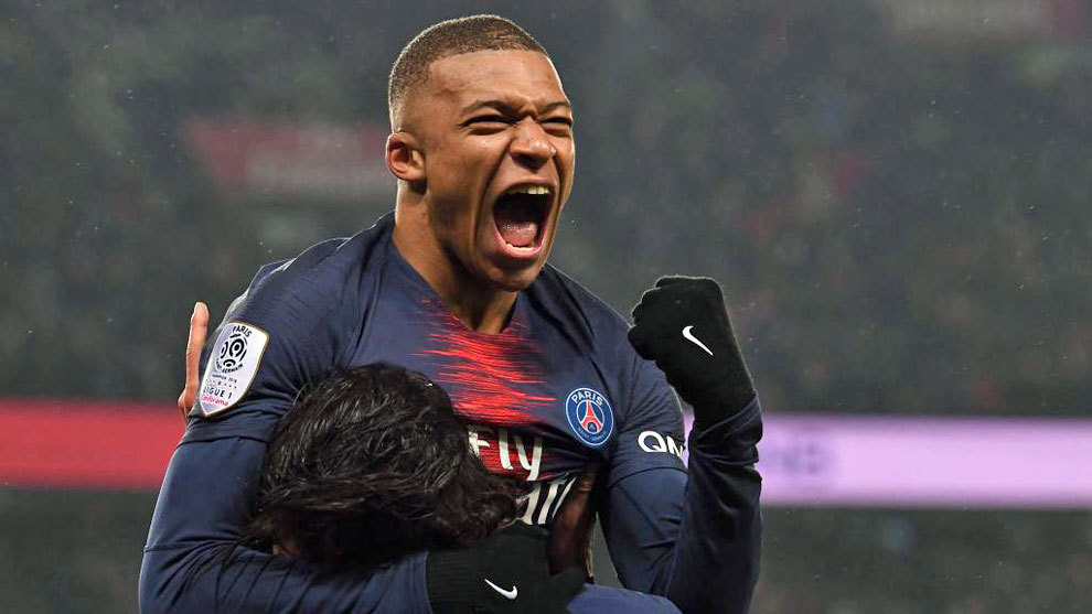 球队在最关键时刻站了出来（关键时刻，球队挺身而出）