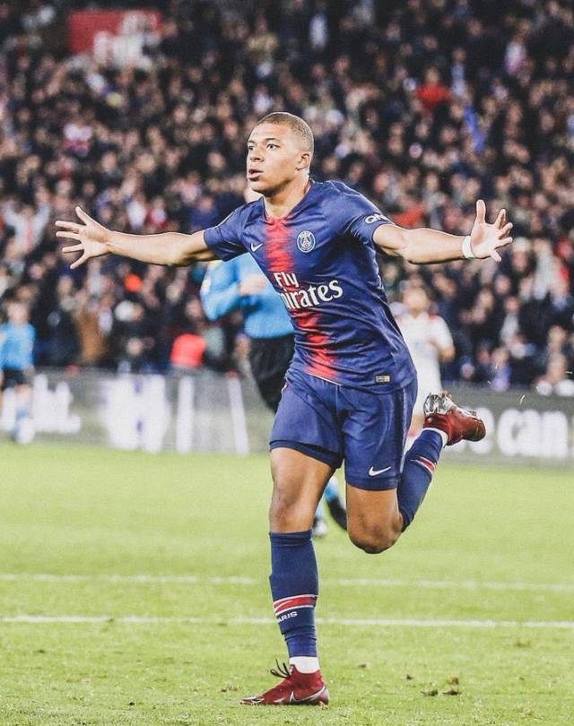 美国名记：苏亚雷斯因为无球状态下踢人被禁赛一场（美国名记称：苏亚雷斯因无球时脚踢对手被停赛一场）