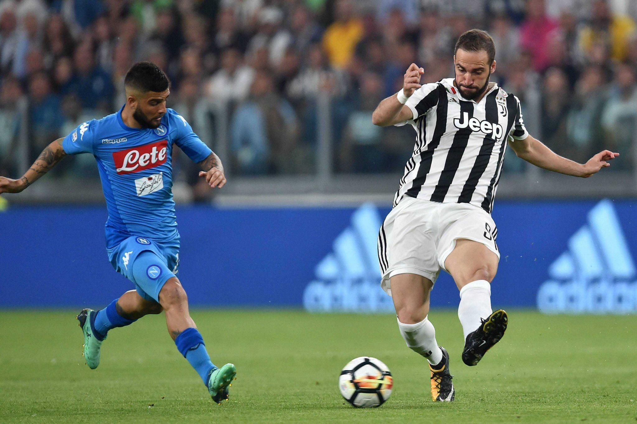 阿内·斯洛特在利物浦和解谈判后召回了穆罕默德·萨拉赫，但问题依然存在。（与利物浦言和后，阿内·斯洛特召回穆罕默德·萨拉赫，矛盾仍未解决）