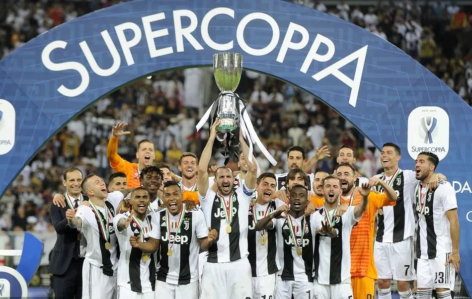 国安球员列队欢迎两位久违强援入队，中超金靴意外领衔，值得期待（两位久违强援归队获国安将士列队相迎，中超金靴意外打头阵，看点十足）