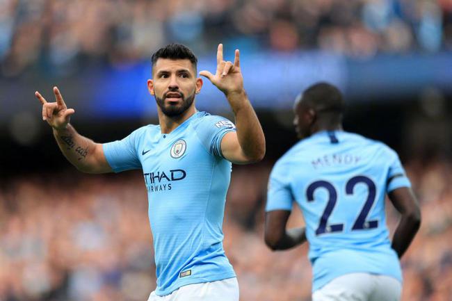 他抬头看了一眼记分牌，笑了（目光掠过记分牌，他笑了）