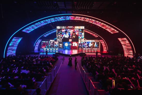 在防守轮转 在防守轮转